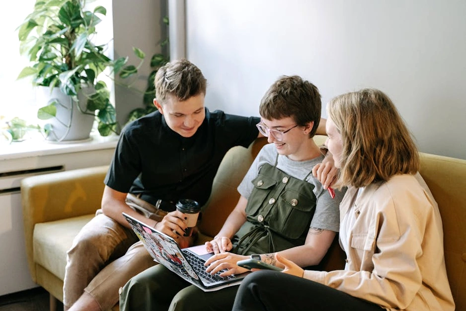 Un team di analisti che studia grafici SEO su un grande schermo.